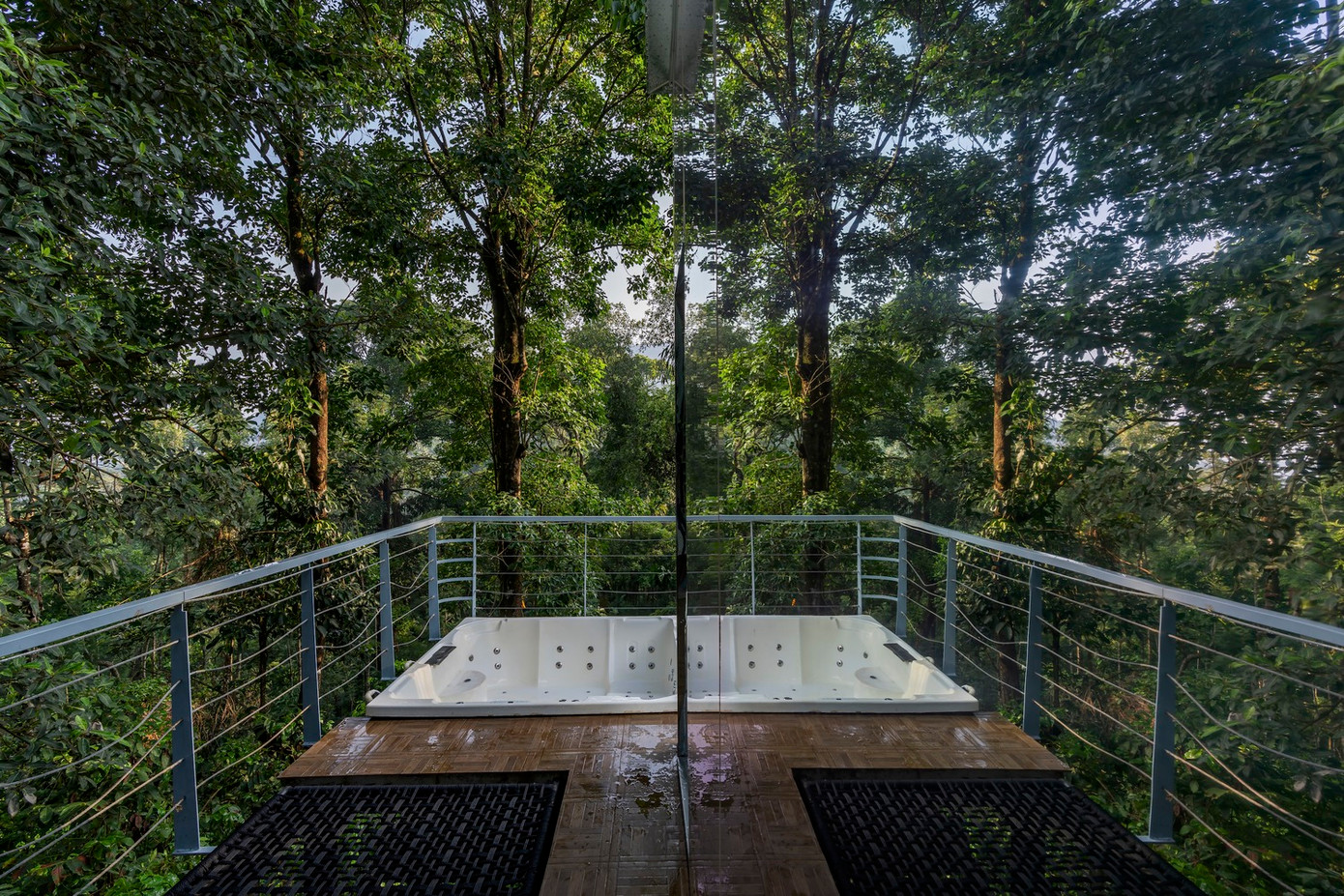 Không gian sinh hoạt mở chính là điểm nhấn ấn tượng trong thiết kế. Khoảng không rộng trên boong là nơi giao hòa thú vị. Tại đây, du khách có thể ăn uống, thưởng trà, trò chuyện thậm chí tắm nắng buổi sáng.