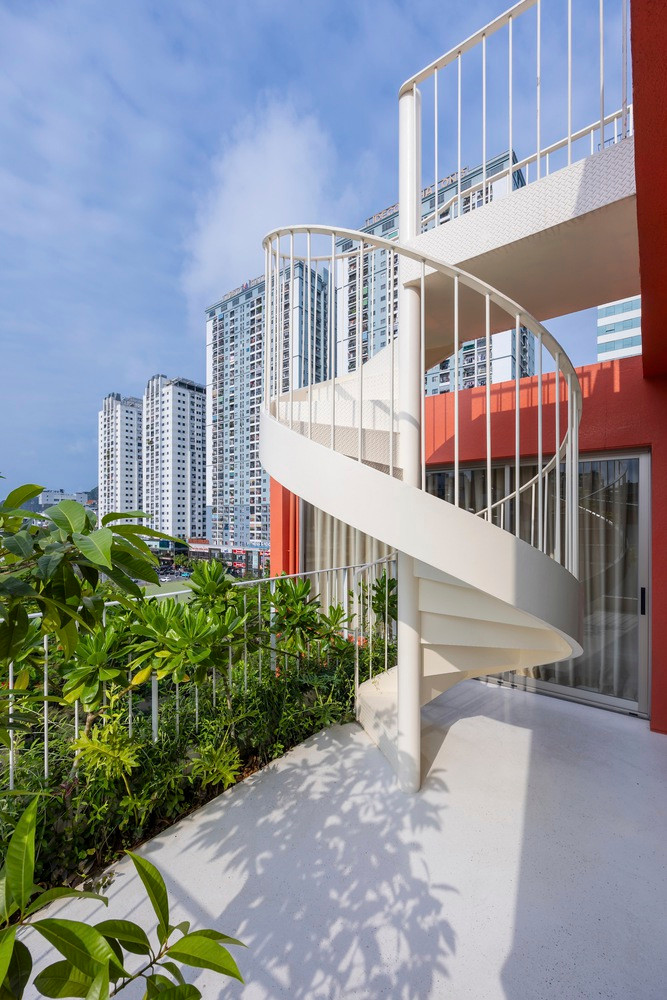 Xuất phát từ yêu cầu của gia chủ, kiến trúc sư đưa ra giải pháp là tập trung vào góc phải của công trình hướng Đông Nam, nơi có điều kiện khí hậu và tầm nhìn tốt nhất.