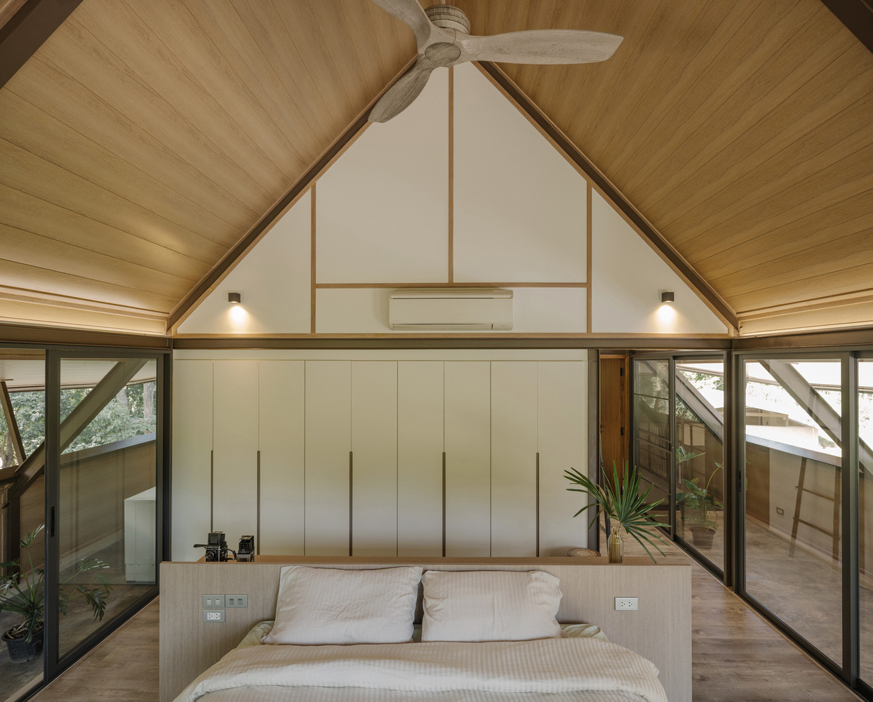 Tầng trệt dùng làm phòng ngủ cho cha mẹ già, trong khi tầng trên là phòng ngủ chính. Tầng trệt dùng làm phòng ngủ cho cha mẹ già, trong khi tầng trên là phòng ngủ chính.