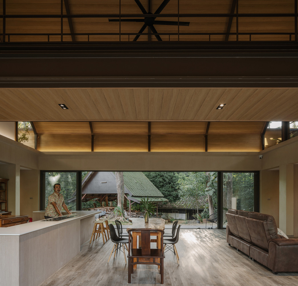 Nội thất ngôi nhà hài hòa liền mạch với cả đồ đạc cũ và mới, hòa hợp với môi trường tự nhiên xung quanh. Thiết kế chiếu sáng không sử dụng đèn downlight trực tiếp, mà sử dụng đèn chiếu sáng gián tiếp. Nội thất ngôi nhà hài hòa liền mạch với cả đồ đạc cũ và mới, hòa hợp với môi trường tự nhiên xung quanh. Thiết kế chiếu sáng không sử dụng đèn downlight trực tiếp, mà sử dụng đèn chiếu sáng gián tiếp.