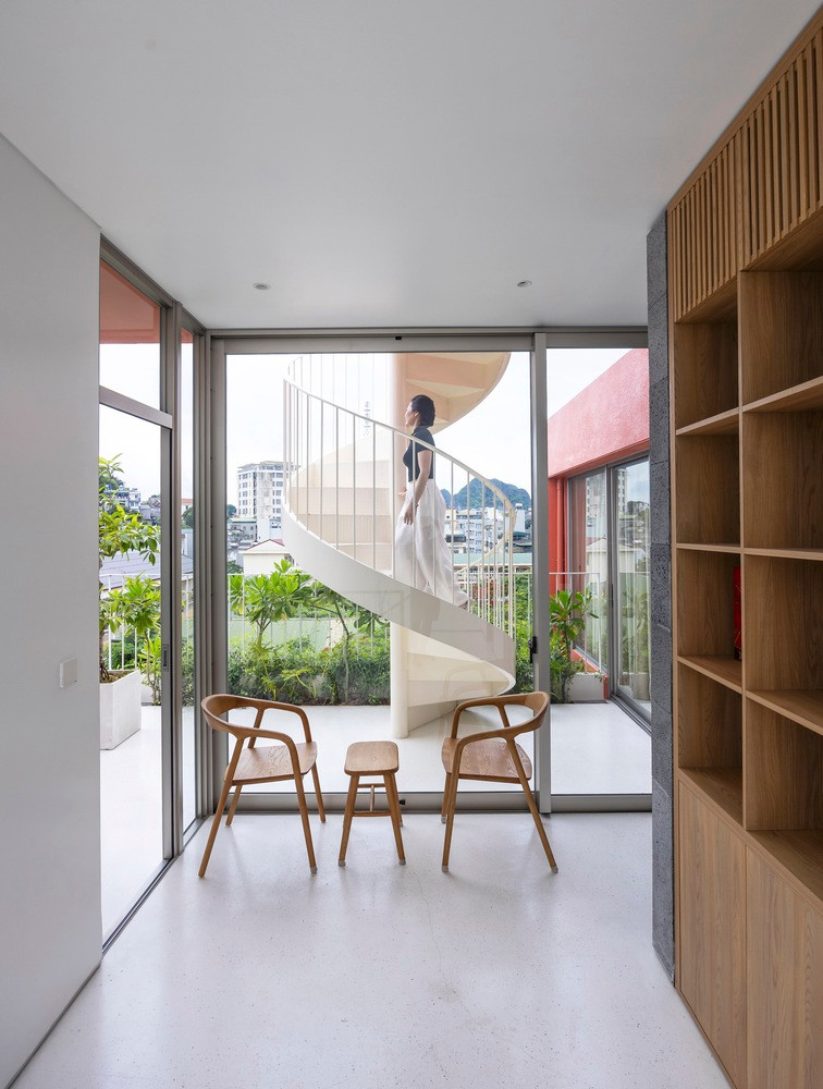 Vùng đệm mở này cũng giúp mở rộng và giải phóng tầm nhìn để mọi người bên dưới có thể quan sát toàn bộ công trình mà không bị cản trở khi đứng gần.