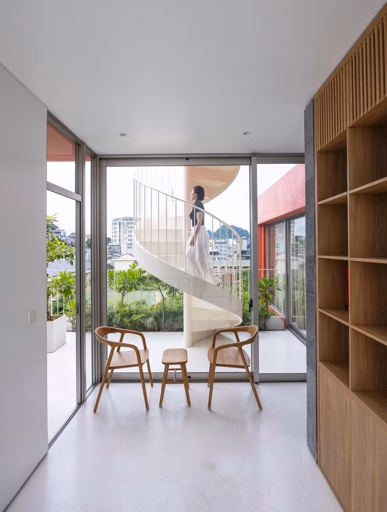 Vùng đệm mở này cũng giúp mở rộng và giải phóng tầm nhìn để mọi người bên dưới có thể quan sát toàn bộ công trình mà không bị cản trở khi đứng gần. Vùng đệm mở này cũng giúp mở rộng và giải phóng tầm nhìn để mọi người bên dưới có thể quan sát toàn bộ công trình mà không bị cản trở khi đứng gần.