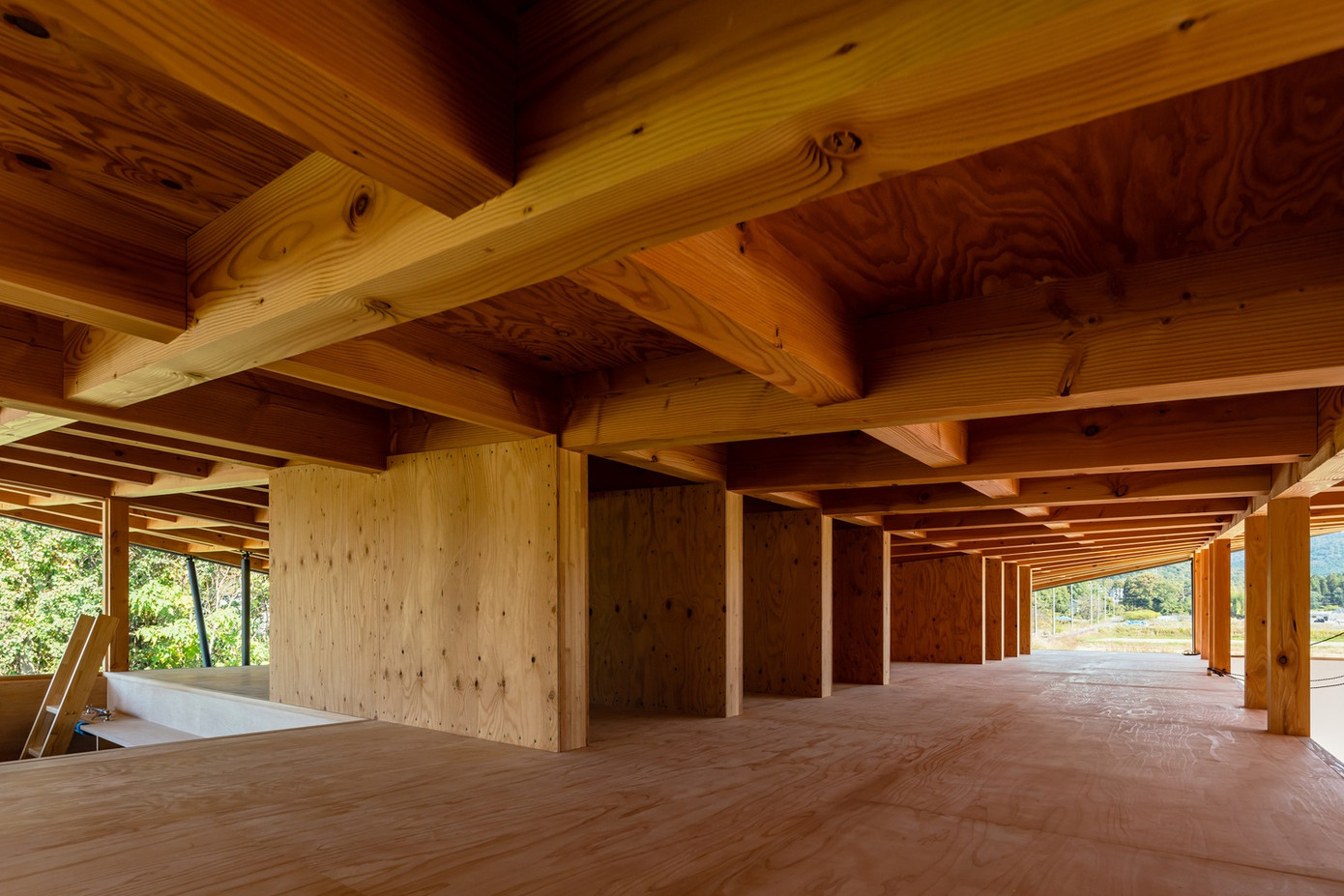 Các bức tường chịu tải được bố trí gọn gàng ở trung tâm của công trình, trong khi phần viền bên ngoài được giải phóng một cách tự do, giúp dễ dàng nhìn ra các cánh đồng xung quanh.