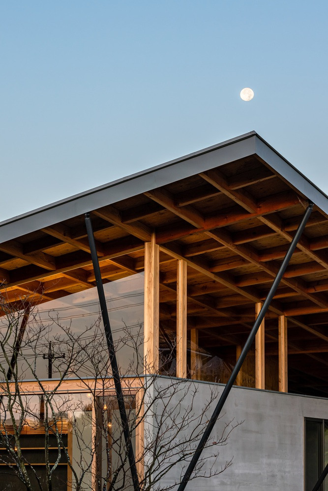 Hệ thống cột đỡ mái nhà được thi công một cách cẩn thận, đảm bảo có thể chịu được các lực tác động khác nhau, cũng như cam kết đạt tiêu chuẩn an toàn cho người ở.