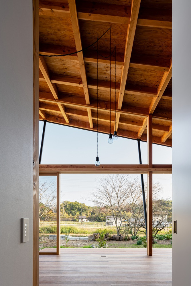 Từ nhà nhìn ra, mọi người có thể cảm nhận được khung cảnh bình yên từ đồng ruộng và cây xanh bên ngoài.