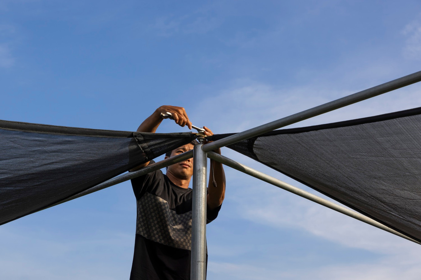 Bạt che mờ có thể tháo rời này có thể dễ dàng di chuyển bằng tay, để tạo bóng râm theo ý muốn, theo góc mặt trời thay đổi từ Nam sang Bắc trong mùa khô và mùa mưa. Bạt che mờ có thể tháo rời này có thể dễ dàng di chuyển bằng tay, để tạo bóng râm theo ý muốn, theo góc mặt trời thay đổi từ Nam sang Bắc trong mùa khô và mùa mưa.
