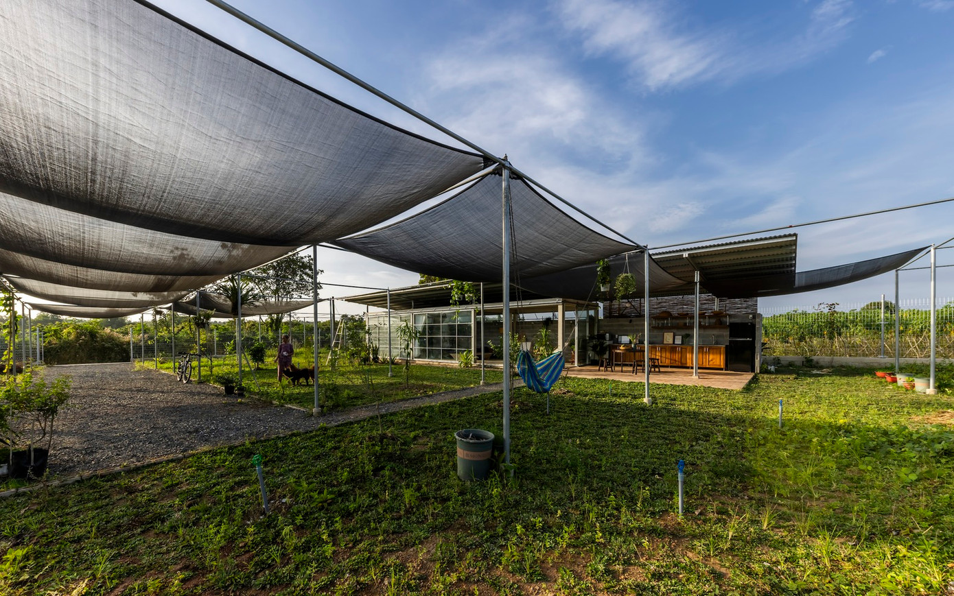 Theo các kiến trúc sư, ở vùng nhiệt đới nóng ẩm, việc kết hợp nhiều yếu tố môi trường khác nhau, bao gồm không chỉ cửa sổ và rèm cửa mà còn cả mái hiên, bạt, mặt đất và thậm chí cả bóng râm của cây cối bên ngoài sẽ tạo ra môi trường sống bền vững, phù hợp với vùng ngoại ô. Theo các kiến trúc sư, ở vùng nhiệt đới nóng ẩm, việc kết hợp nhiều yếu tố môi trường khác nhau, bao gồm không chỉ cửa sổ và rèm cửa mà còn cả mái hiên, bạt, mặt đất và thậm chí cả bóng râm của cây cối bên ngoài sẽ tạo ra môi trường sống bền vững, phù hợp với vùng ngoại ô.