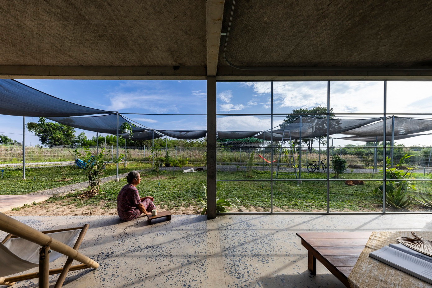 Các ống thép sản xuất hàng loạt được chôn vào móng bê tông đủ sâu để bỏ qua dầm đất và được phủ bằng sợi chỉ nơi có thể lắp đặt bạt che mờ. Các ống thép sản xuất hàng loạt được chôn vào móng bê tông đủ sâu để bỏ qua dầm đất và được phủ bằng sợi chỉ nơi có thể lắp đặt bạt che mờ.