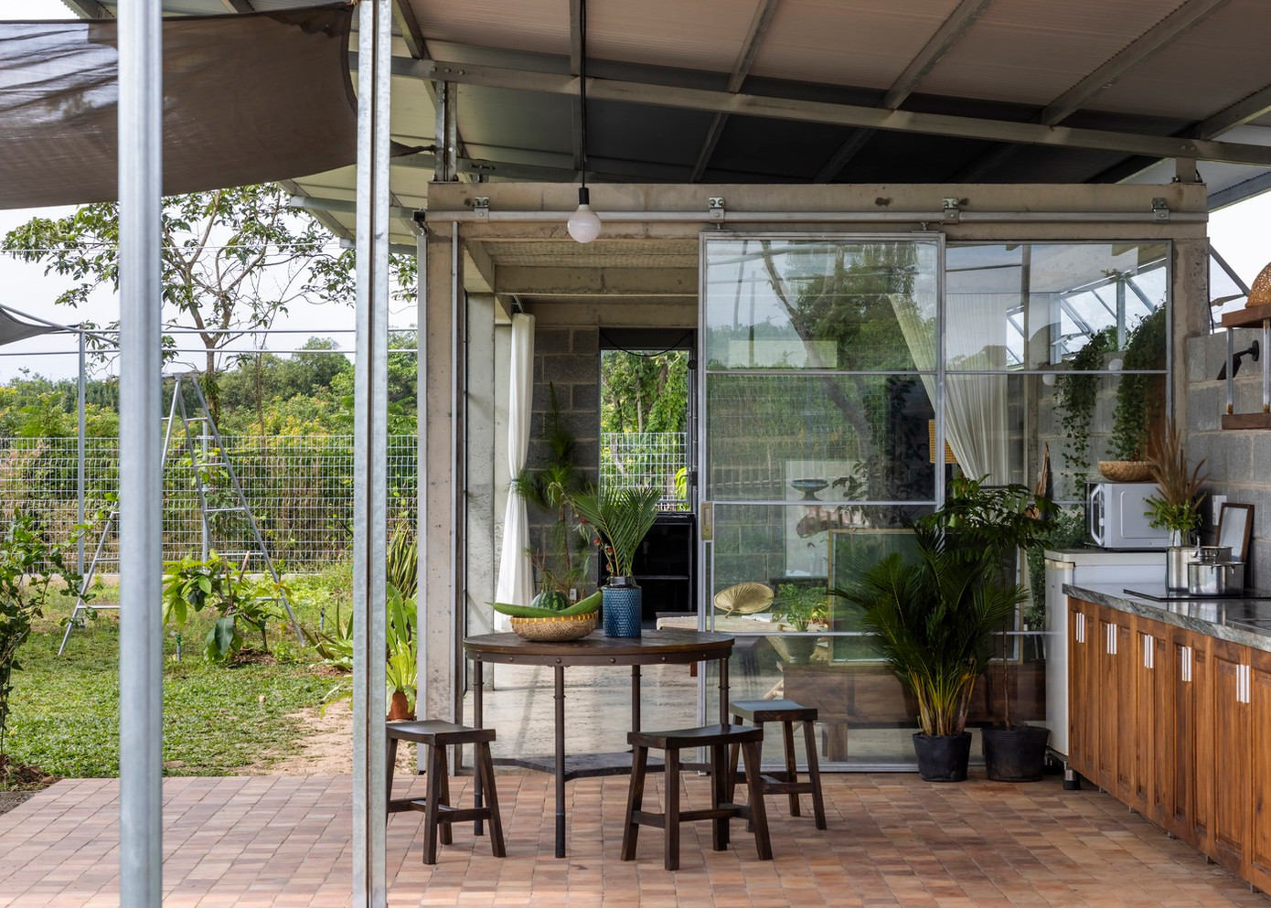 Hệ thống mái đôi giúp giảm đáng kể bức xạ nhiệt mặt trời và nguy cơ thấm trần, thúc đẩy thông gió tự nhiên ở giữa. Hệ thống mái đôi giúp giảm đáng kể bức xạ nhiệt mặt trời và nguy cơ thấm trần, thúc đẩy thông gió tự nhiên ở giữa.