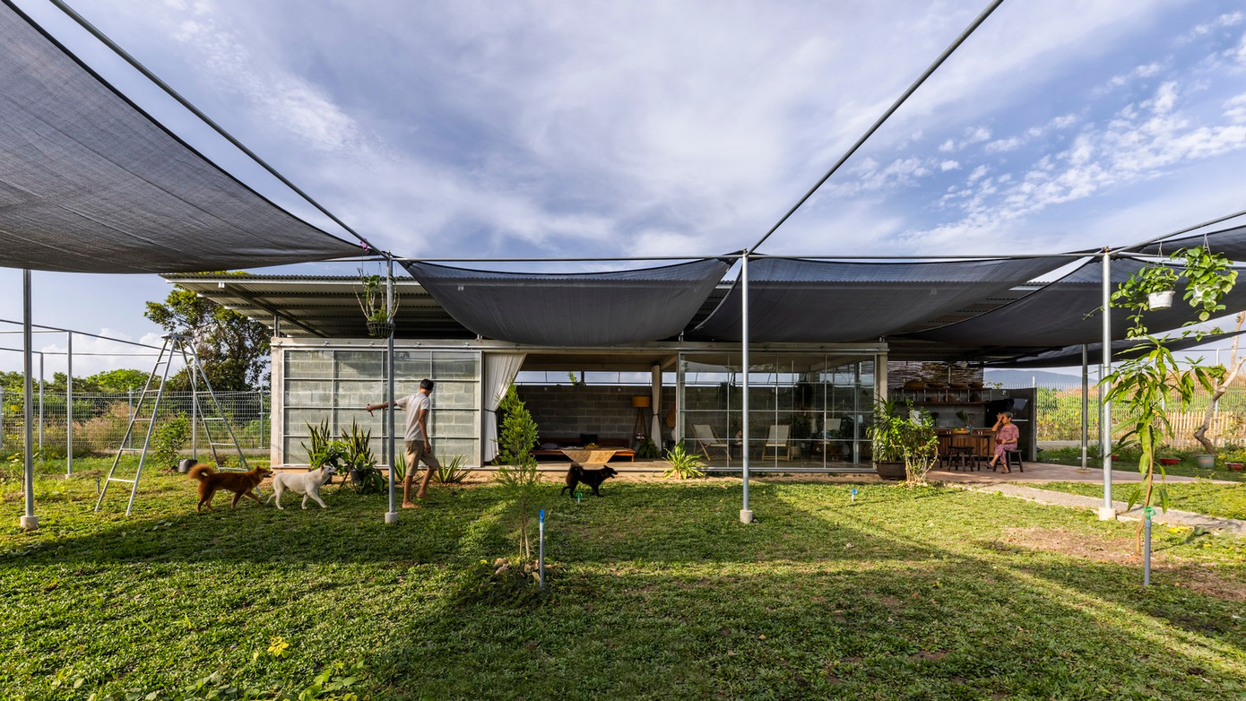 Theo các kiến trúc sư, ở vùng nhiệt đới nóng ẩm, việc kết hợp nhiều yếu tố môi trường khác nhau, bao gồm không chỉ cửa sổ và rèm cửa mà còn cả mái hiên, bạt, mặt đất và thậm chí cả bóng râm của cây cối bên ngoài sẽ tạo ra môi trường sống bền vững, phù hợp với vùng ngoại ô. Theo các kiến trúc sư, ở vùng nhiệt đới nóng ẩm, việc kết hợp nhiều yếu tố môi trường khác nhau, bao gồm không chỉ cửa sổ và rèm cửa mà còn cả mái hiên, bạt, mặt đất và thậm chí cả bóng râm của cây cối bên ngoài sẽ tạo ra môi trường sống bền vững, phù hợp với vùng ngoại ô.