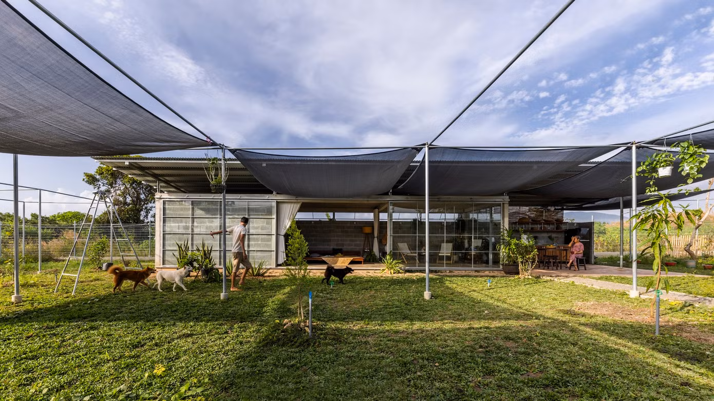 Theo các kiến trúc sư, ở vùng nhiệt đới nóng ẩm, việc kết hợp nhiều yếu tố môi trường khác nhau, bao gồm không chỉ cửa sổ và rèm cửa mà còn cả mái hiên, bạt, mặt đất và thậm chí cả bóng râm của cây cối bên ngoài sẽ tạo ra môi trường sống bền vững, phù hợp với vùng ngoại ô.