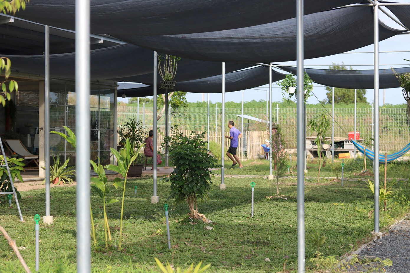 Các ống thép sản xuất hàng loạt được chôn vào móng bê tông đủ sâu để bỏ qua dầm đất và được phủ bằng sợi chỉ nơi có thể lắp đặt bạt che mờ. Các ống thép sản xuất hàng loạt được chôn vào móng bê tông đủ sâu để bỏ qua dầm đất và được phủ bằng sợi chỉ nơi có thể lắp đặt bạt che mờ.