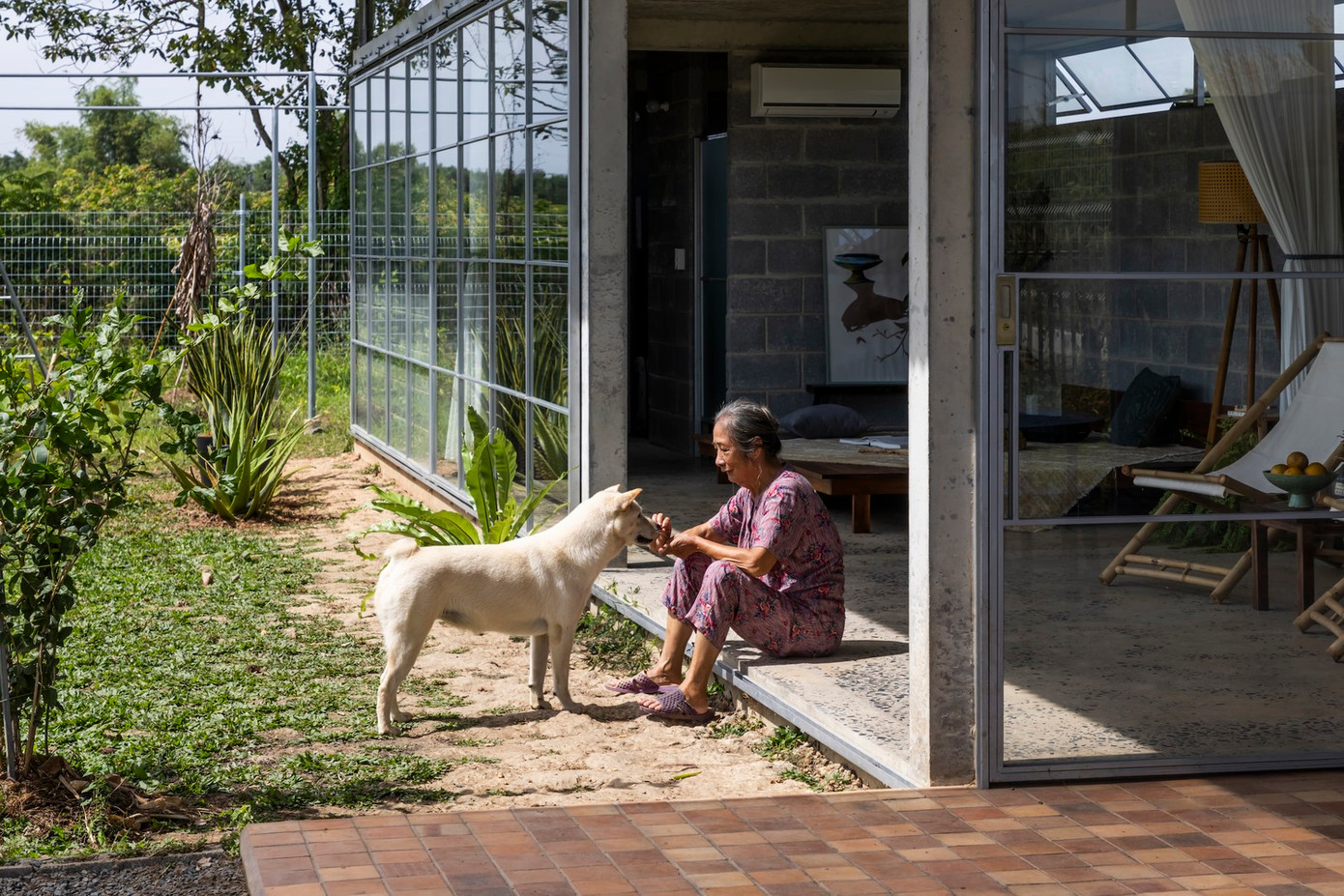 Cấu trúc bê tông và tường khối xác định không gian nội thất tối thiểu, trong khi mái thép nổi nhô ra ngoài để tạo không gian phòng ăn và bếp bán ngoài trời. Cấu trúc bê tông và tường khối xác định không gian nội thất tối thiểu, trong khi mái thép nổi nhô ra ngoài để tạo không gian phòng ăn và bếp bán ngoài trời.