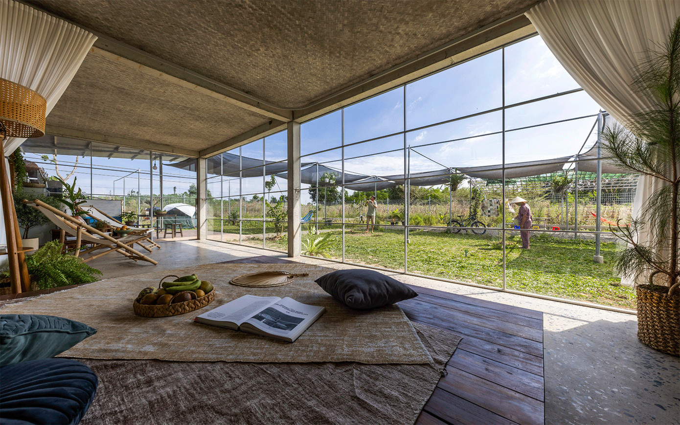 Hệ thống mái đôi giúp giảm đáng kể bức xạ nhiệt mặt trời và nguy cơ thấm trần, thúc đẩy thông gió tự nhiên ở giữa. Hệ thống mái đôi giúp giảm đáng kể bức xạ nhiệt mặt trời và nguy cơ thấm trần, thúc đẩy thông gió tự nhiên ở giữa.