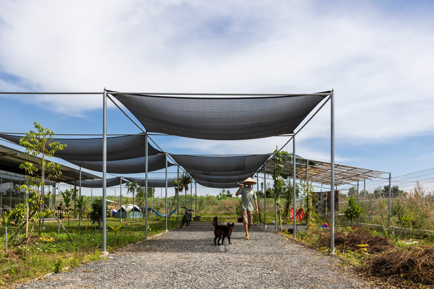 Lưới kết cấu dựa trên mô-đun khối bê tông trải dài trên toàn bộ lô đất, nơi rừng cột thép được dựng lên. Lưới kết cấu dựa trên mô-đun khối bê tông trải dài trên toàn bộ lô đất, nơi rừng cột thép được dựng lên.