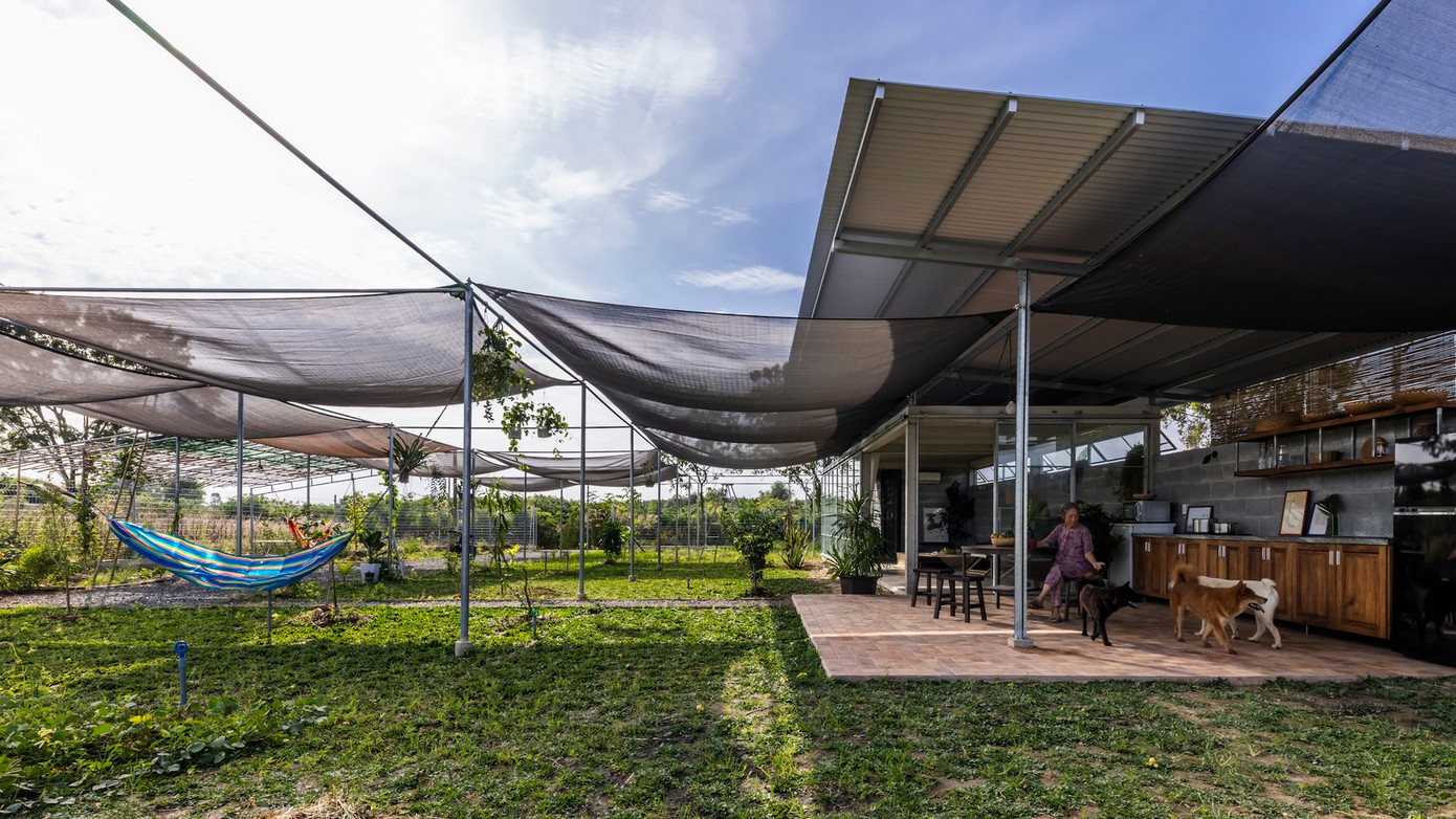 Lưới kết cấu dựa trên mô-đun khối bê tông trải dài trên toàn bộ lô đất, nơi rừng cột thép được dựng lên. Lưới kết cấu dựa trên mô-đun khối bê tông trải dài trên toàn bộ lô đất, nơi rừng cột thép được dựng lên.