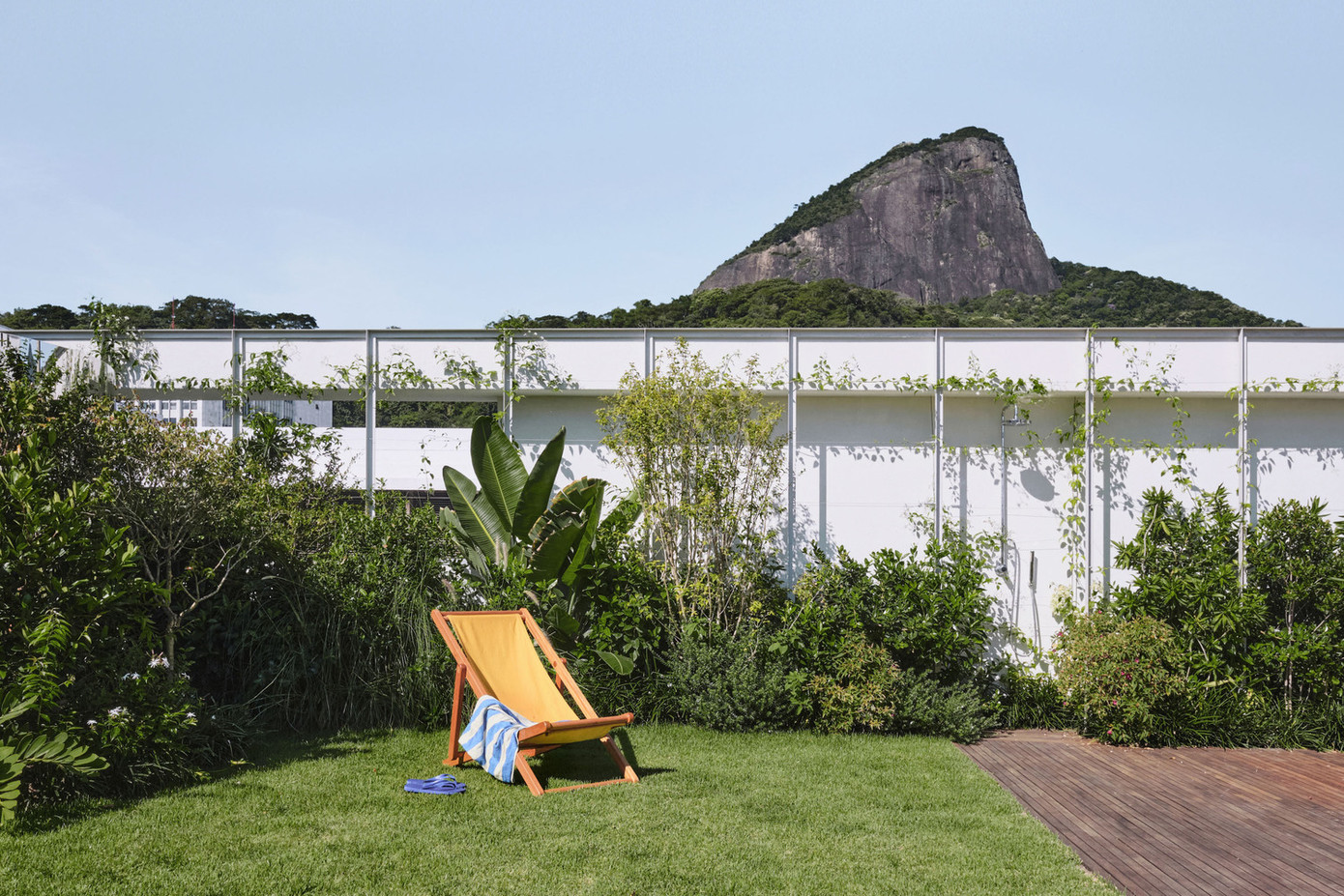 Ngôi nhà tận dụng khu vườn xanh giống như “ốc đảo” ở giữa để điều tiết nhiệt độ và thông gió. Ngôi nhà tận dụng khu vườn xanh giống như “ốc đảo” ở giữa để điều tiết nhiệt độ và thông gió.