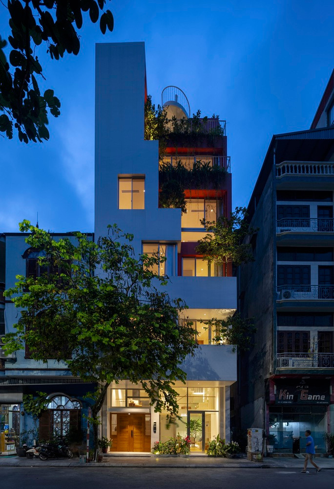 Do đó, tại các không gian mở ở ban công hướng Đông Nam, kiến trúc sư tổ chức hệ thống ban công và chậu cây xanh theo cách sắp xếp so le, đóng vai trò như một lớp sinh học để giảm thiểu tác động đến môi trường và tăng cường cảnh quan, giúp không gian trong nhà và ngoài trời trở nên sống động hơn.