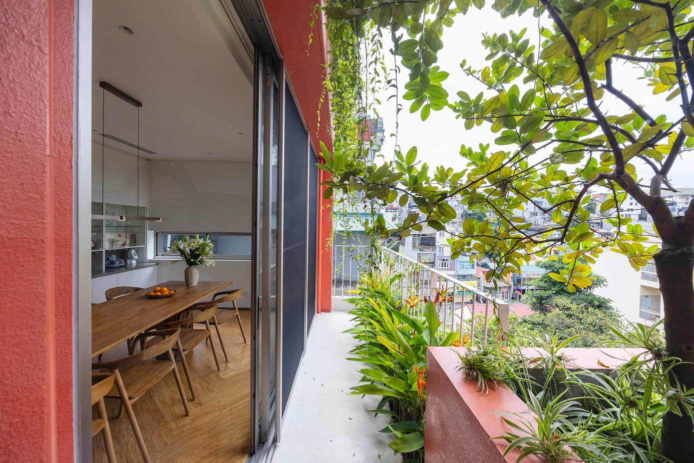 Ngoài các mục đích sử dụng chức năng cơ bản, chủ nhà còn muốn có một không gian mở hơn để giao lưu với bạn bè và thay đổi thói quen sống trước đây. Ngoài ra, họ muốn giải quyết triệt để vấn đề chiếu sáng ở phía sau nhà.