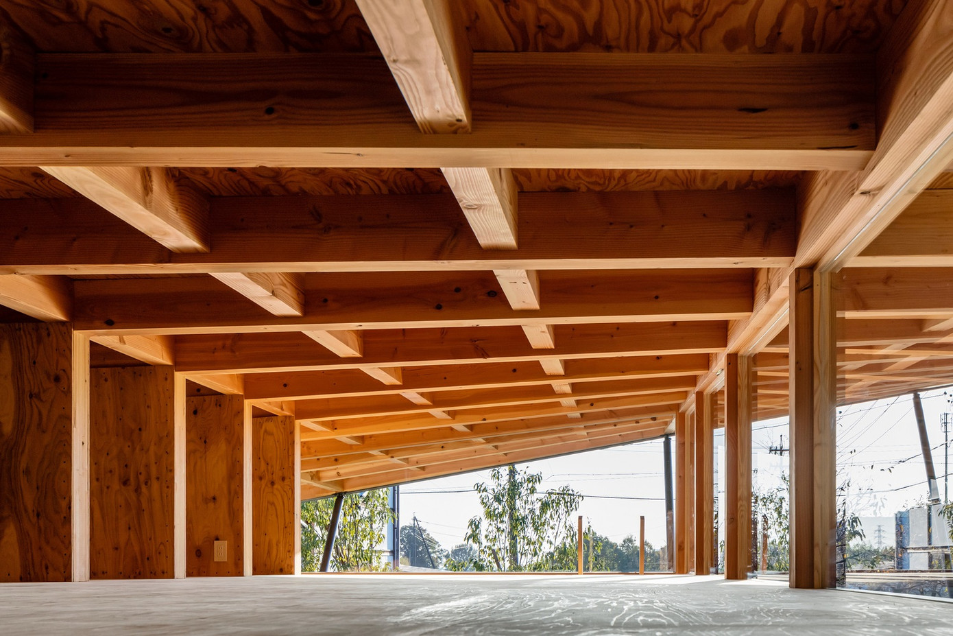 Các bức tường chịu tải được bố trí gọn gàng ở trung tâm của công trình, trong khi phần viền bên ngoài được giải phóng một cách tự do, giúp dễ dàng nhìn ra các cánh đồng xung quanh.