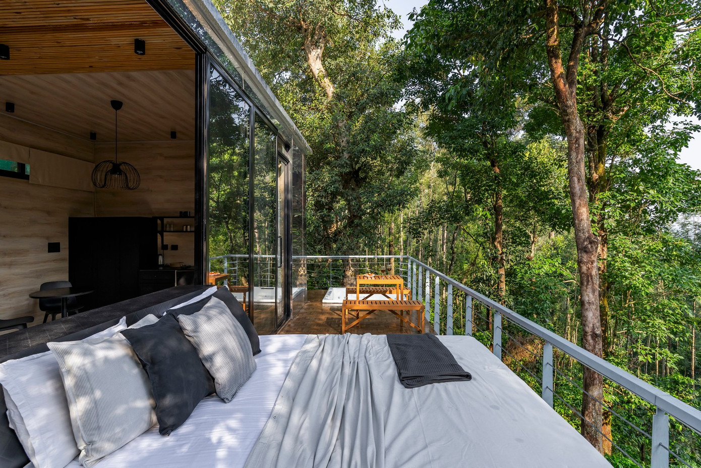 Phòng ngủ trong được thiết kế để du khách dễ dàng thưởng thức sự tĩnh lặng của khu rừng. Căn phòng sử dụng gỗ tự nhiên ấm áp kết hợp vải dệt mềm mại và tinh tế. Đặc biệt, phòng trang bị giường trượt điện độc đáo, linh hoạt di chuyển ra ngoài để ngắm sao, vừa sang trọng, hiện đại lại gần gũi, tự nhiên.