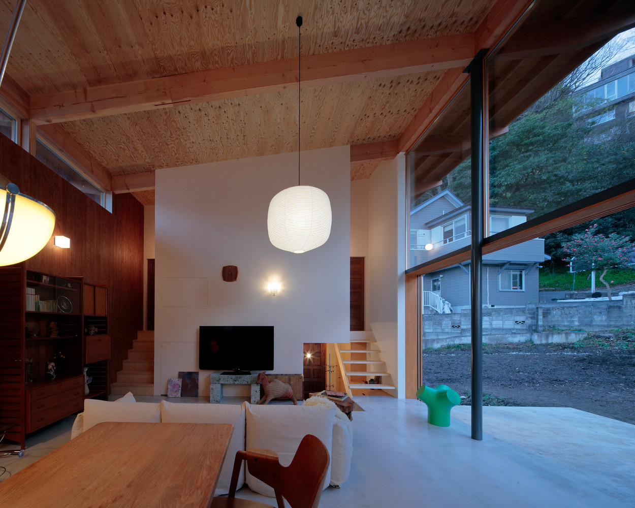 Khi lên đèn, ngôi nhà càng trở nên ấm áp, lung linh và lãng mạn bởi các chi tiết được trang trí tinh tế, tạo điểm nhấn.