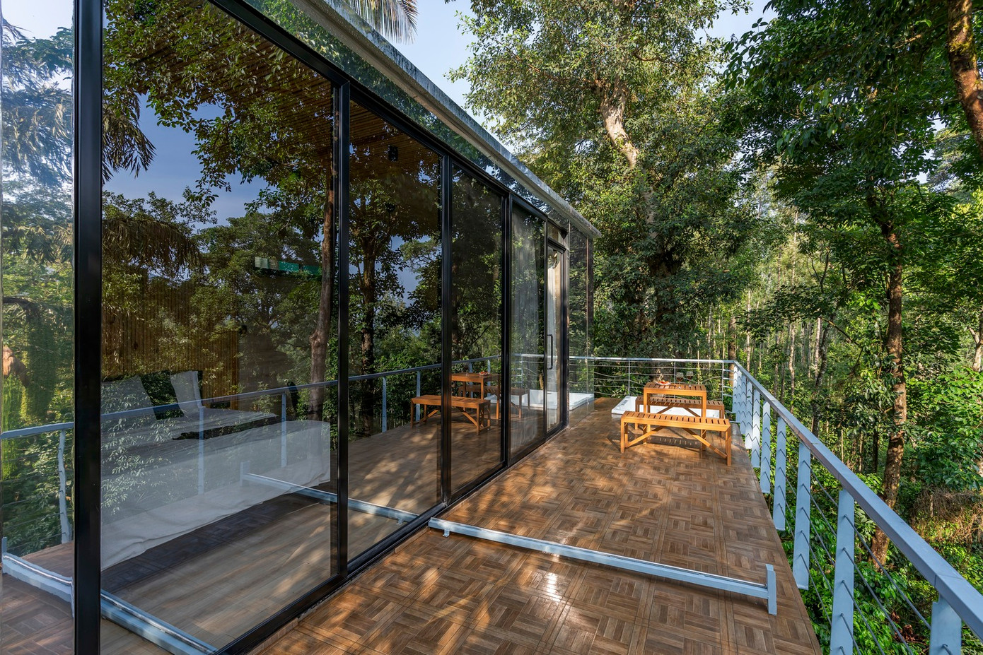 Không gian sinh hoạt mở chính là điểm nhấn ấn tượng trong thiết kế. Khoảng không rộng trên boong là nơi giao hòa thú vị. Tại đây, du khách có thể ăn uống, thưởng trà, trò chuyện thậm chí tắm nắng buổi sáng.