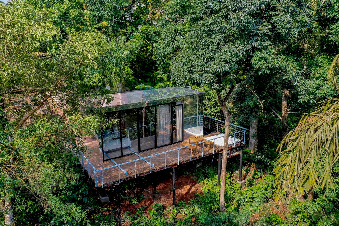 Ngôi nhà này nằm nép mình giữa thảm cây xanh tươi tốt, là nơi nghỉ dưỡng thú vị để trải nghiệm và lắng nghe từng nhịp thở của thiên nhiên.