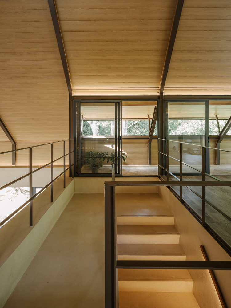 Tại giếng trời có cầu thang và cầu nối ở giữa. Giếng trời trung tâm được thiết kế mở ở cả hai bên để ôm trọn môi trường tự nhiên. Tại giếng trời có cầu thang và cầu nối ở giữa. Giếng trời trung tâm được thiết kế mở ở cả hai bên để ôm trọn môi trường tự nhiên.