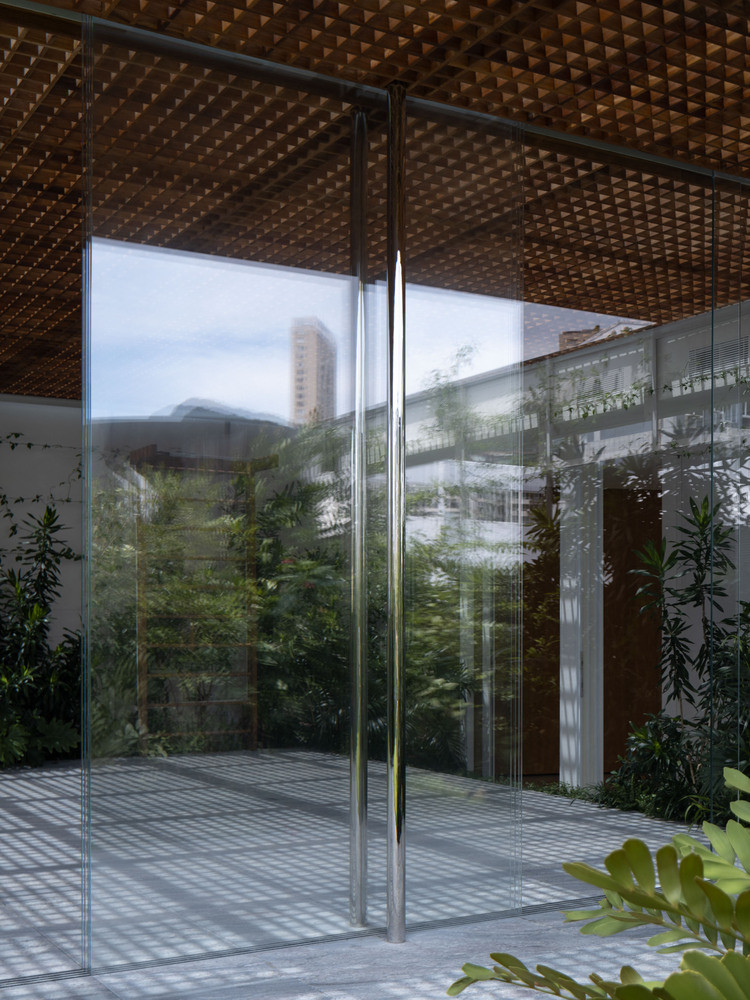 Cấu trúc vừa nêu tạo ra sự riêng tư cần thiết cho "ốc đảo" bên trong, trái ngược với bối cảnh đô thị hỗn loạn của các tòa nhà lân cận gần đó. Cấu trúc vừa nêu tạo ra sự riêng tư cần thiết cho "ốc đảo" bên trong, trái ngược với bối cảnh đô thị hỗn loạn của các tòa nhà lân cận gần đó.