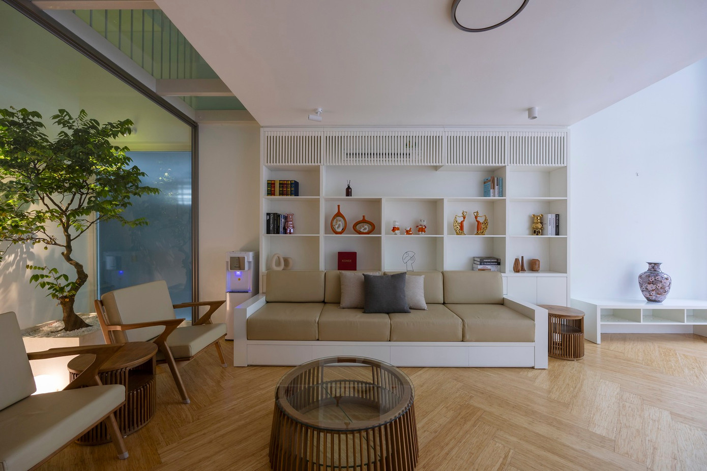 Tầng lửng là khu vực rộng rãi không có vách ngăn, được kết nối với tầng trệt bằng một khoảng trống để thông gió.