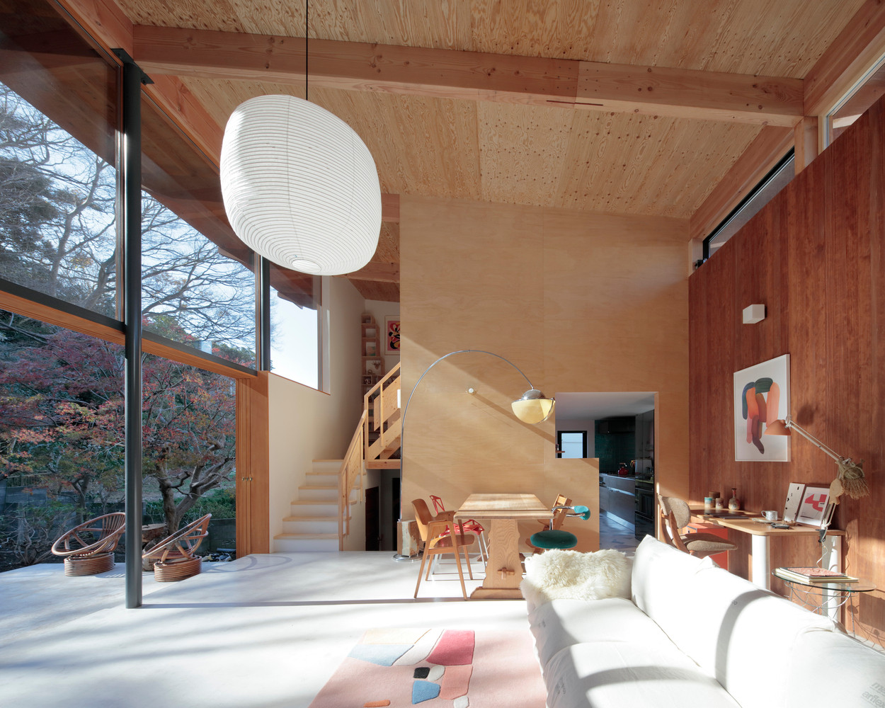 Phòng khách nổi bật với thiết kế trần cao, cùng cửa lớn giúp đón nhận tối đa ánh sáng tự nhiên vào nhà, đồng thời tạo tầm nhìn rộng rãi ra khu vực xung quanh.