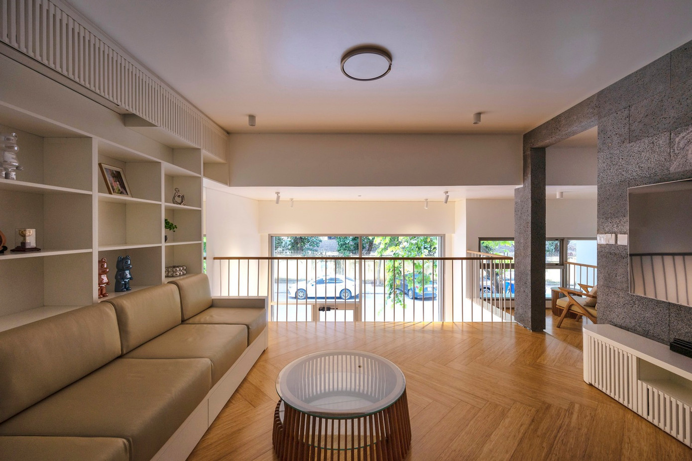 Các không gian chức năng của ngôi nhà từ tầng 2 đến tầng 6 được bố trí hướng ra mặt tiền để tận dụng tầm nhìn và lợi thế tự nhiên, với vách ngăn kính ngăn cách không gian bên ngoài và bên trong, tạo ra không gian mở liên tục mang thiên nhiên và ánh sáng tự nhiên từ bên ngoài vào phía sau nhà.