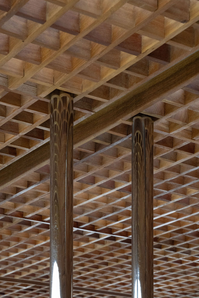 Kiến trúc sư sử dụng các cột đôi làm bằng ống thép không gỉ đánh bóng để hỗ trợ mái nhà, việc này giúp ngôi nhà trở nên thông thoáng và giảm trọng tải lên kết cấu tòa nhà bên dưới. Kiến trúc sư sử dụng các cột đôi làm bằng ống thép không gỉ đánh bóng để hỗ trợ mái nhà, việc này giúp ngôi nhà trở nên thông thoáng và giảm trọng tải lên kết cấu tòa nhà bên dưới.