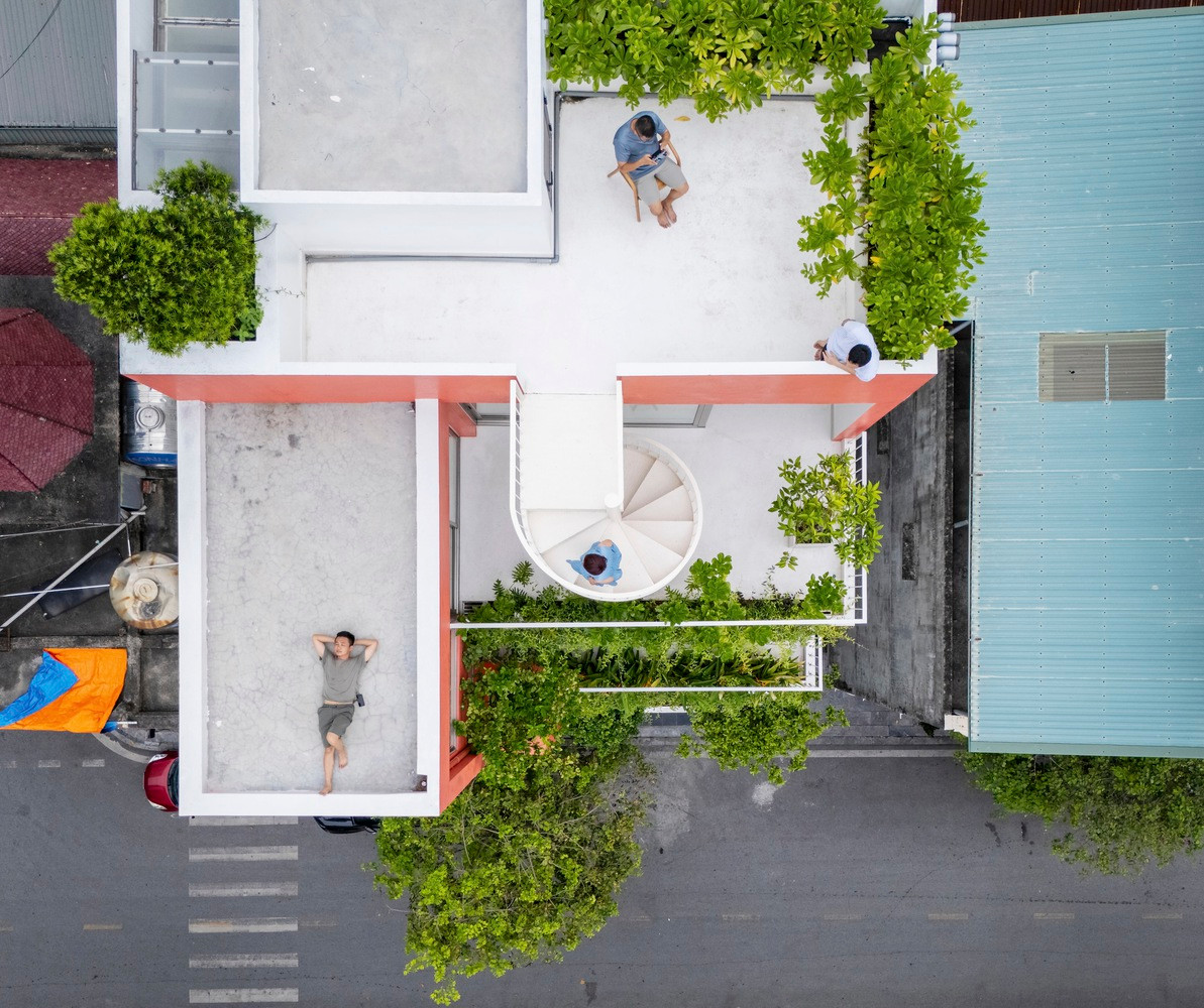 Phía Đông của lô đất có mặt thoáng hướng ra hành lang hạ tầng kỹ thuật của khu vực, có thể tận dụng tối đa để mang lại ánh sáng gián tiếp cho ngôi nhà. Phía Tây và phía Bắc của lô đất tiếp giáp với những ngôi nhà lân cận.