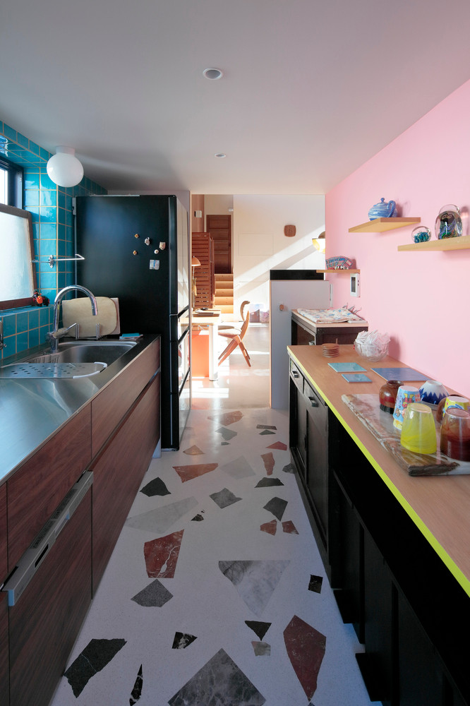 Nối liền với phòng khách là gian bếp đầy đủ tiện nghi, vô cùng thuận tiện cho việc nấu nướng, di chuyển.