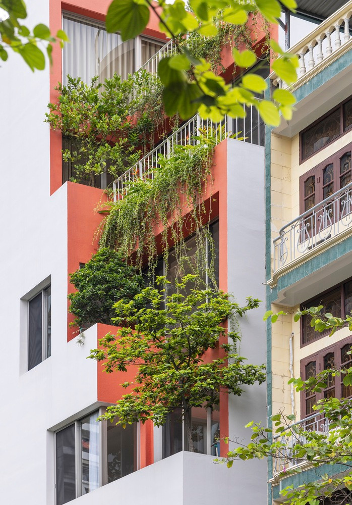 Do đó, tại các không gian mở ở ban công hướng Đông Nam, kiến trúc sư tổ chức hệ thống ban công và chậu cây xanh theo cách sắp xếp so le, đóng vai trò như một lớp sinh học để giảm thiểu tác động đến môi trường và tăng cường cảnh quan, giúp không gian trong nhà và ngoài trời trở nên sống động hơn.