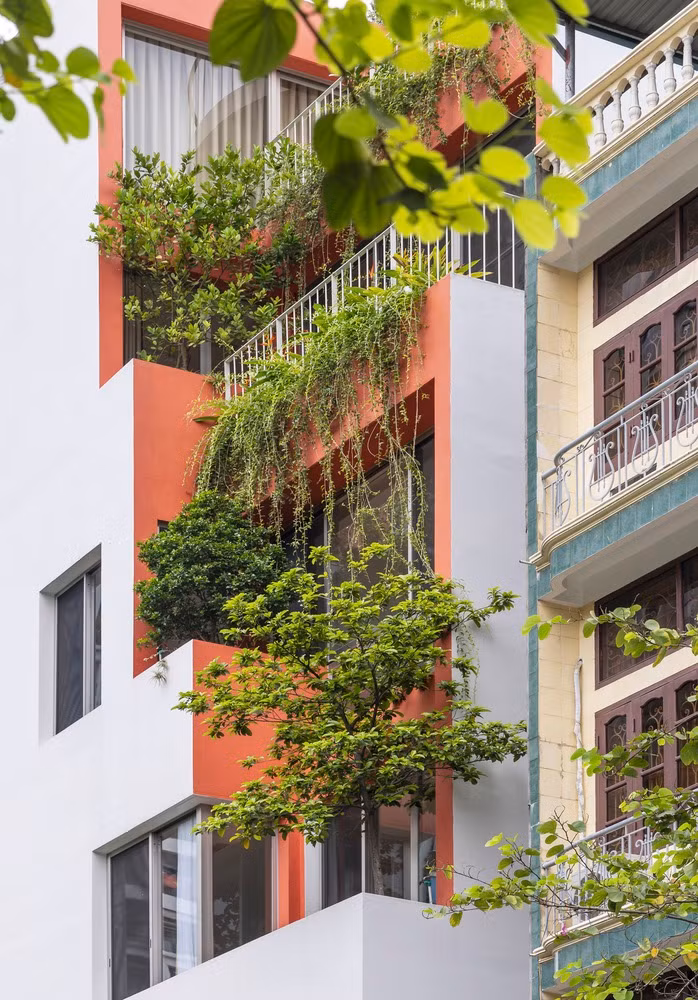 Do đó, tại các không gian mở ở ban công hướng Đông Nam, kiến trúc sư tổ chức hệ thống ban công và chậu cây xanh theo cách sắp xếp so le, đóng vai trò như một lớp sinh học để giảm thiểu tác động đến môi trường và tăng cường cảnh quan, giúp không gian trong nhà và ngoài trời trở nên sống động hơn. Do đó, tại các không gian mở ở ban công hướng Đông Nam, kiến trúc sư tổ chức hệ thống ban công và chậu cây xanh theo cách sắp xếp so le, đóng vai trò như một lớp sinh học để giảm thiểu tác động đến môi trường và tăng cường cảnh quan, giúp không gian trong nhà và ngoài trời trở nên sống động hơn.
