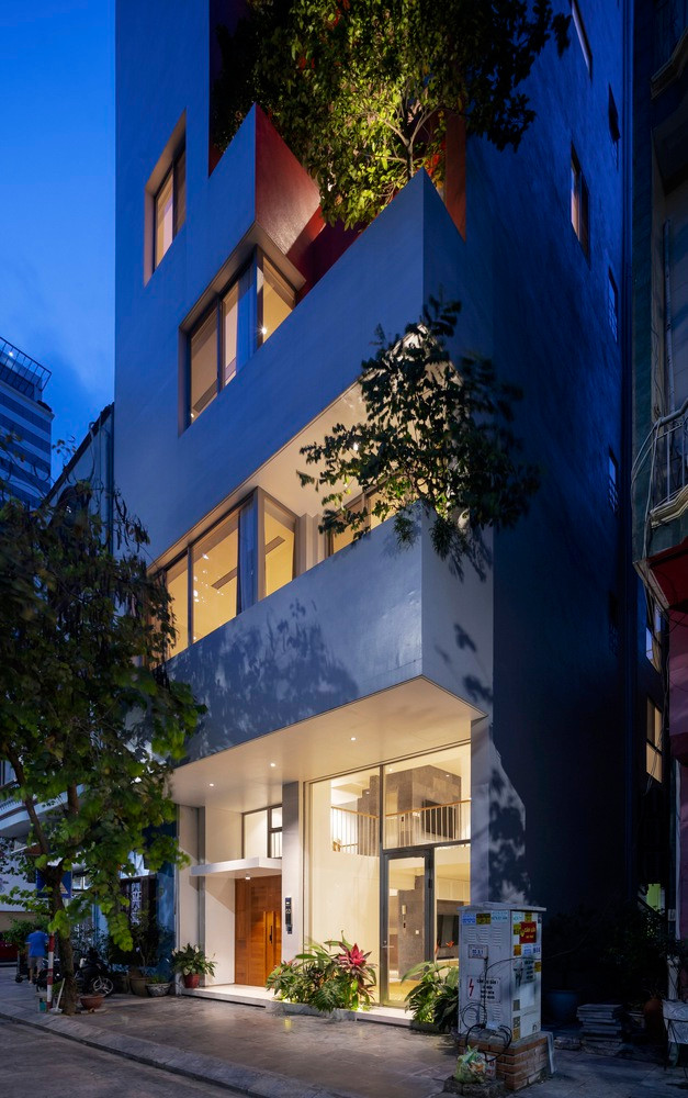 Vùng đệm mở này cũng giúp mở rộng và giải phóng tầm nhìn để mọi người bên dưới có thể quan sát toàn bộ công trình mà không bị cản trở khi đứng gần.