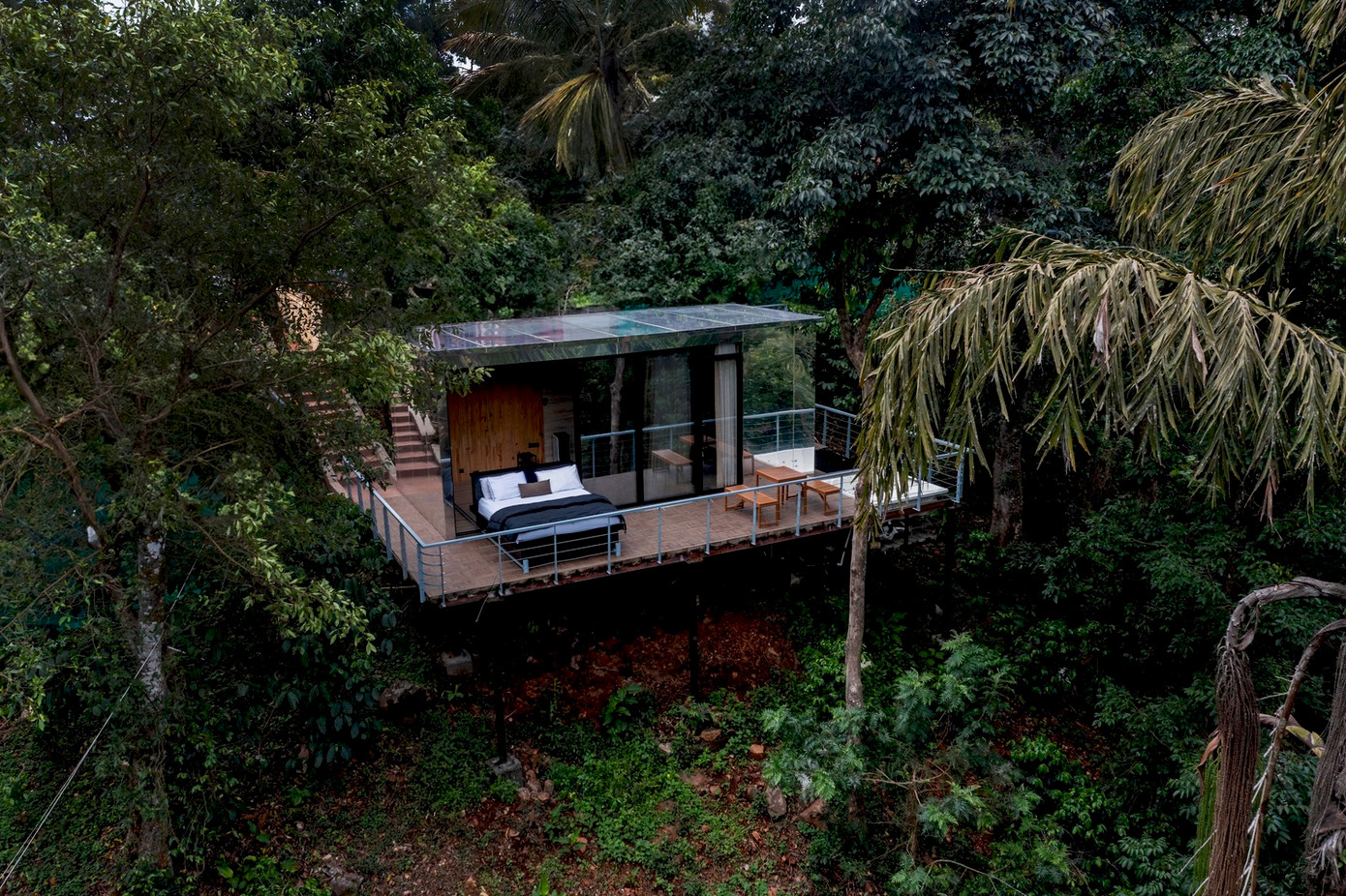 Khu vực chính của ngôi nhà được thiết kế nâng cao hơn tạo cảm giác như lạc vào ốc đảo, trôi nổi độc đáo. Xung quanh ngôi nhà được lắp kính gương nên dễ dàng cảm nhận và chiêm ngưỡng sắc xanh thiên nhiên từ cây cối và cảnh vật xung quanh.