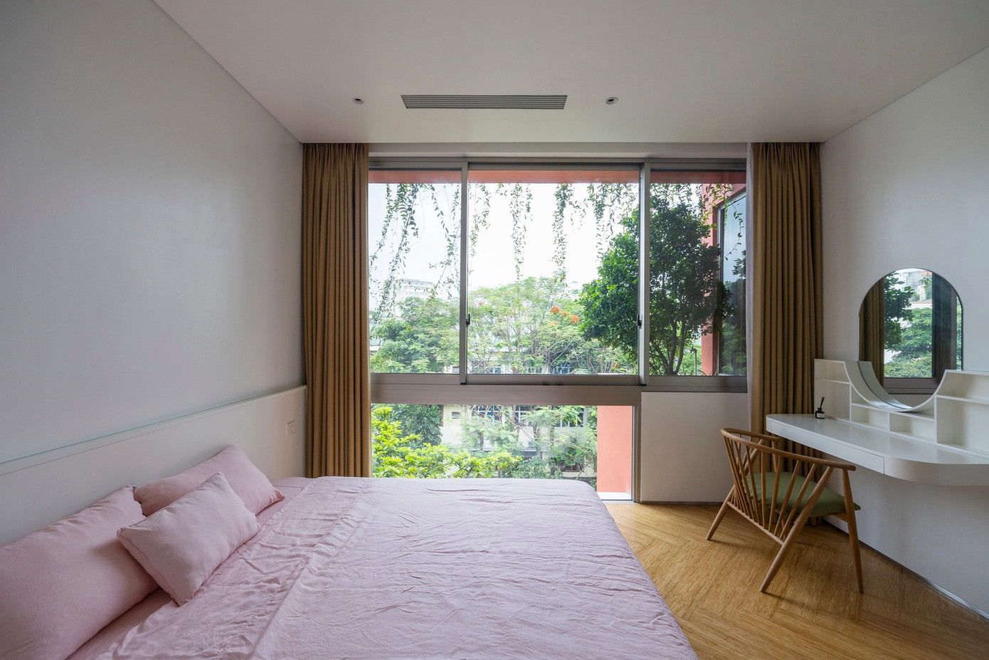 Các không gian chức năng của ngôi nhà từ tầng 2 đến tầng 6 được bố trí hướng ra mặt tiền để tận dụng tầm nhìn và lợi thế tự nhiên, với vách ngăn kính ngăn cách không gian bên ngoài và bên trong, tạo ra không gian mở liên tục mang thiên nhiên và ánh sáng tự nhiên từ bên ngoài vào phía sau nhà.