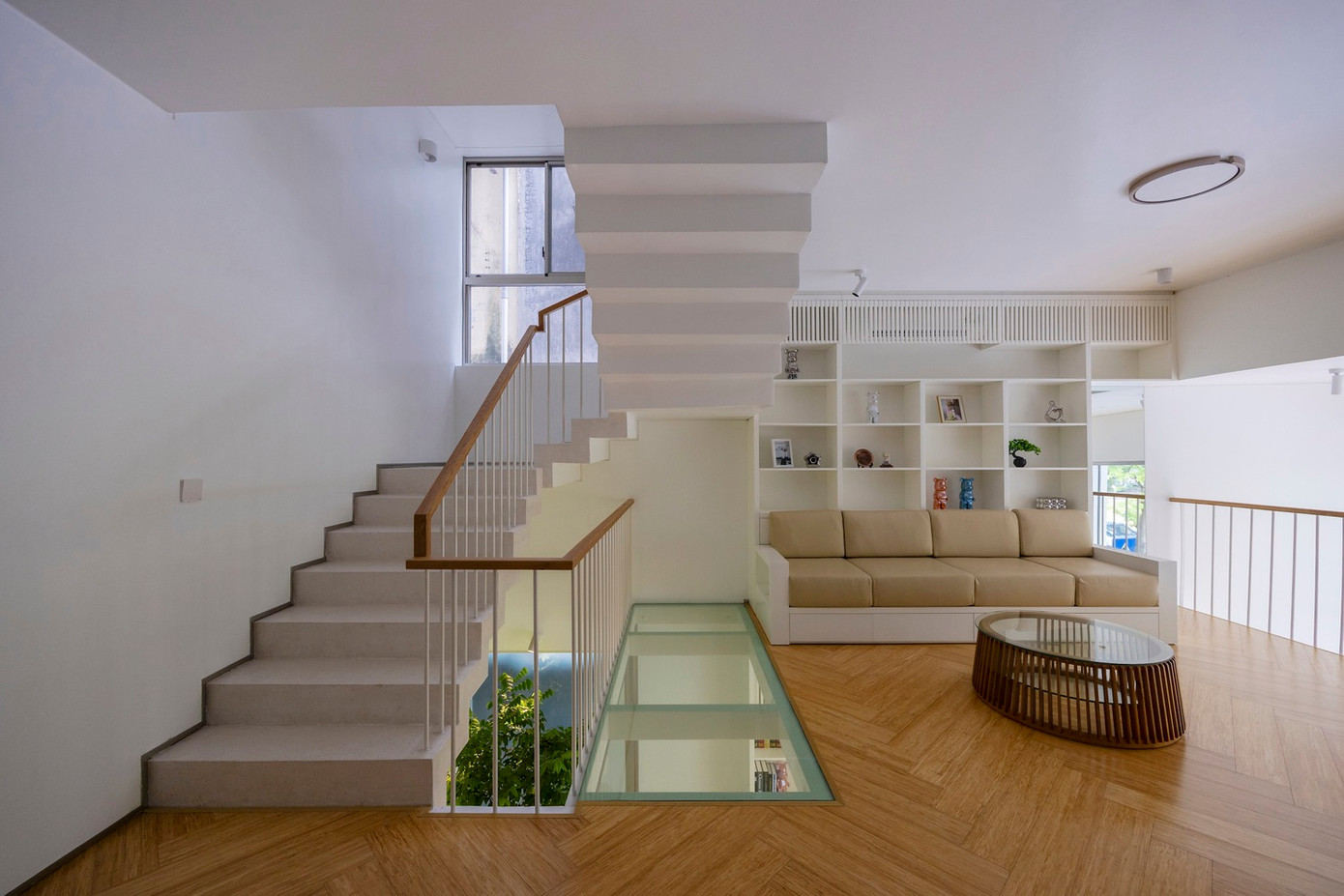 Công trình sử dụng các vật liệu đơn giản, hiện đại và thân thiện với môi trường như đá mài, tường trát, gỗ tự nhiên, sàn tre và một số nguyên liệu thô quen thuộc, tạo nên tổng thể hài hòa với thiên nhiên và cuộc sống con người.