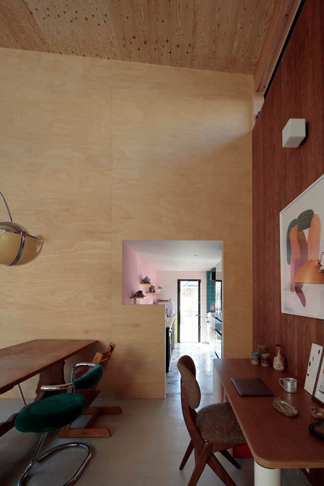 Không gian sinh hoạt chung được thiết kế theo kiểu mở, kết hợp giữa phòng khách, khu vực ăn uống và khu vực làm việc.