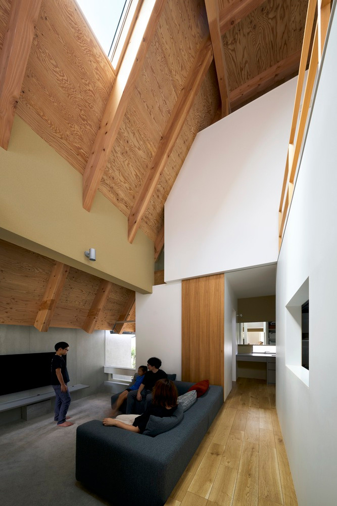 Không gian phòng khách được thiết kế trần cao, tạo cảm giác rộng rãi, thoáng mát hơn.