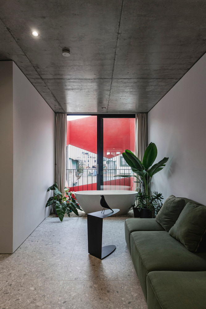 Nội thất trong nhà ưu tiên sử dụng vật liệu bằng gỗ để tạo ra sự thân thiện và ấm cúng.