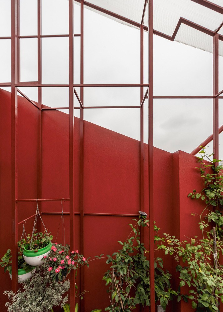 Để tạo ra sự khác biệt cho ngôi nhà, kiến trúc sư đã thiết kế những đường viền phi tuyến tính bao quanh mặt tiền và mái nhà.