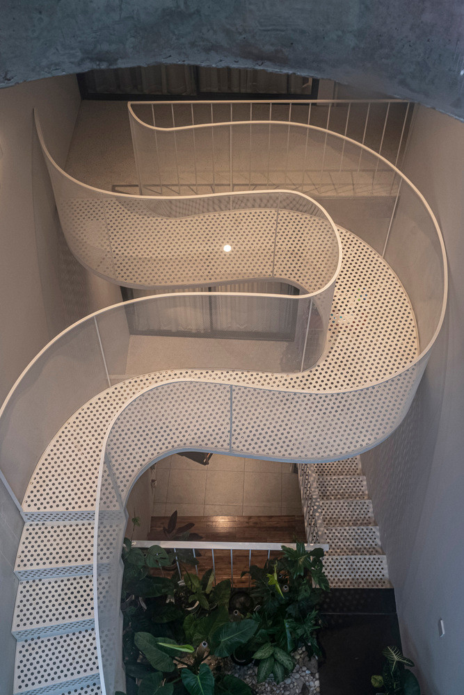 Ngôi nhà hướng đến việc tạo ra một lối đi nổi trong không gian, kết nối hai tầng của ngôi nhà.