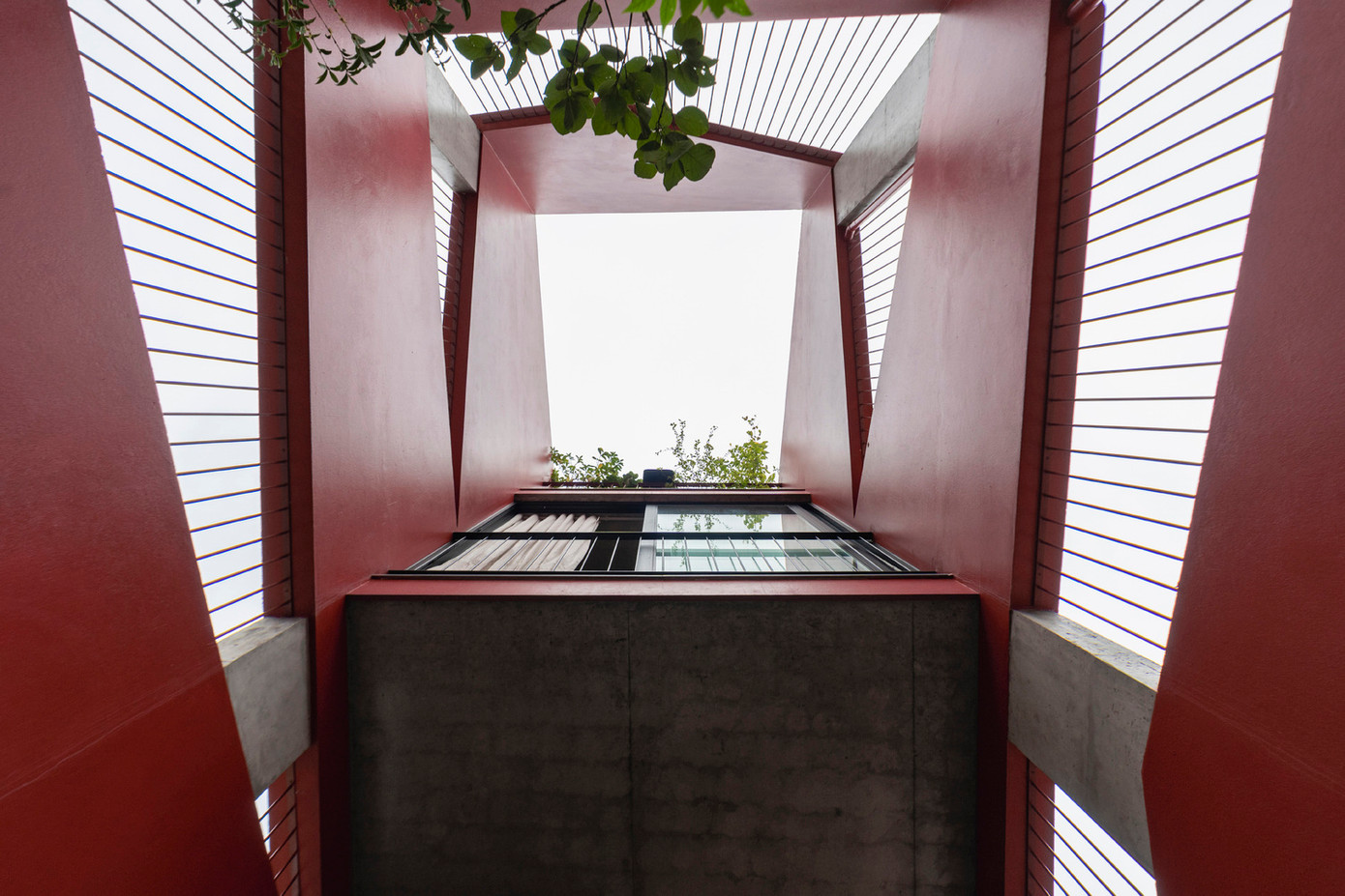 Xuất phát từ những đặc điểm kể trên, gia chủ mong muốn điều chỉnh lại không gian sống, giúp giảm bớt những hạn chế hiện tại của ngôi nhà. Ngoài ra, do các con của gia chủ thường xuyên làm việc ở nhà nên đòi hỏi ngoài việc tạo ra không gian sống gần gũi, còn phải đảm bảo mức độ riêng tư.