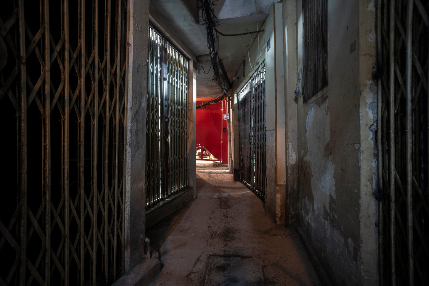 Công trình này ở khu vực nội thành Hà Nội, bị vây quanh bởi những ngôi nhà phố dày đặc. Do đó, không gian sống tại đây thường bị thiếu ánh sáng và thông gió tự nhiên, trong khi lối đi thì vô cùng chật hẹp.