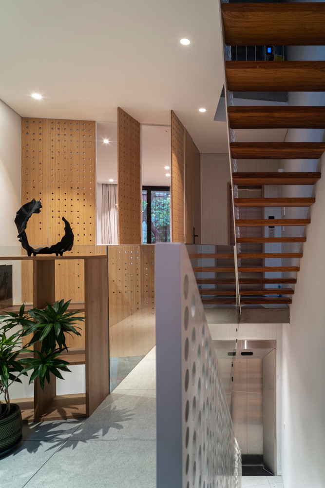 Thiết kế này mang đến trải nghiệm độc đáo trong không gian nội thất, nơi con đường lưu thông vừa mang lại nhiều ánh sáng tự nhiên nhất có thể cho khu vườn vừa xuyên sâu xuống bên dưới, nơi ánh sáng tự nhiên khó có thể tiếp cận từ mặt tiền hẹp của ngôi nhà.